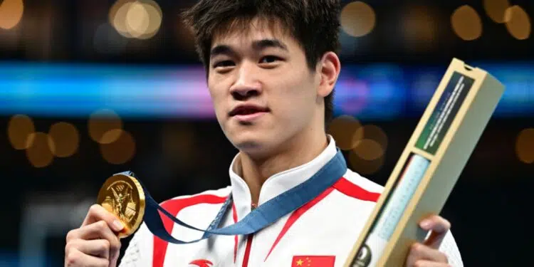 Nadador Zhanle Pan com seu ouro em Paris (Crédito: Getty Images)