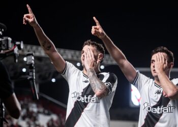 Vegetti fez belo gol de voleio para empatar (Crédito: Leandro Amorim/Vasco)