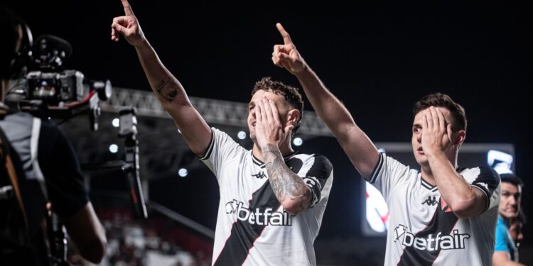 Vegetti fez belo gol de voleio para empatar (Crédito: Leandro Amorim/Vasco)