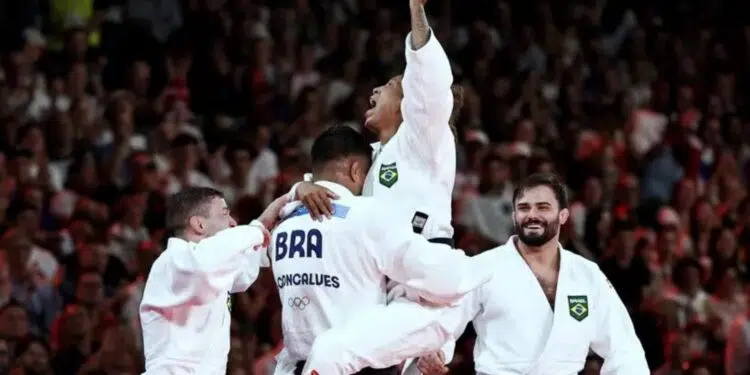 Depois de polêmica, Rafaela Silva volta à glória olímpica (Crédito: Miriam Jeske/COB)