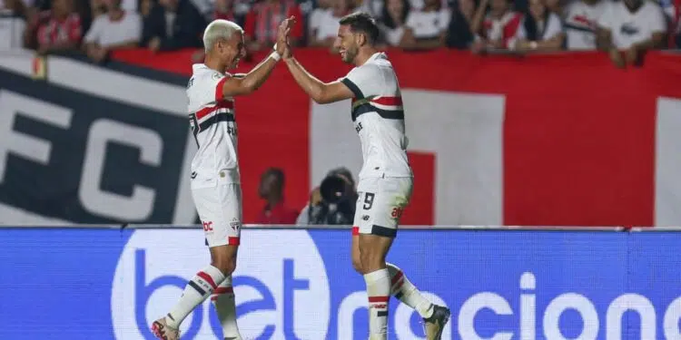 Calleri e Ferreira comemoram o gol tricolor (Crédito: Getty Images)