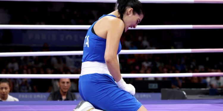 Boxeadora Angela Carini lamenta desistência (Crédito: Getty Images)