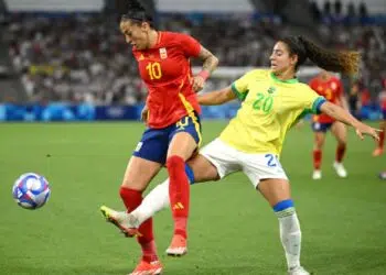 Jenni Hermoso disputa bola com Angelina (Crédito: Getty Images)