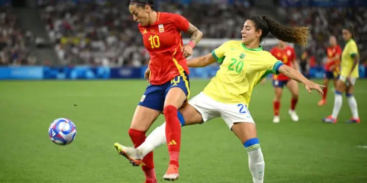 Jenni Hermoso disputa bola com Angelina (Crédito: Getty Images)