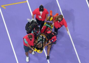 Lamecha Girma sai com assistência médica (Crédito: X/Reprodução)