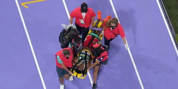 Lamecha Girma sai com assistência médica (Crédito: X/Reprodução)