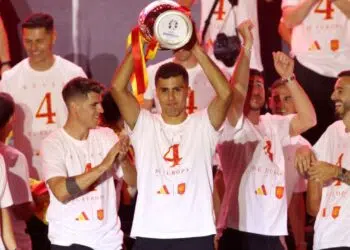 Rodri com a taça da Euro 2024 (Crédito: Getty Images)