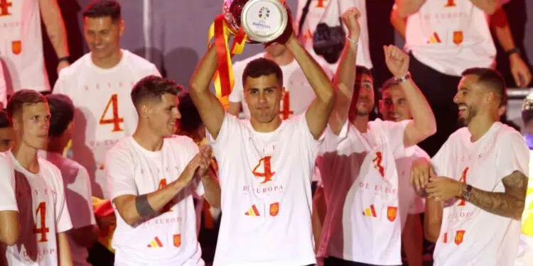 Rodri com a taça da Euro 2024 (Crédito: Getty Images)