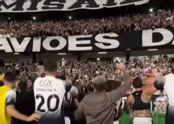 Jogadores comemoram com a torcida (Crédito: Instagram/Reprodução)