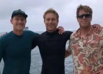 Surfista australiano que compete em Paris tem foto com juiz divulgada (Crédito: Reprodução)