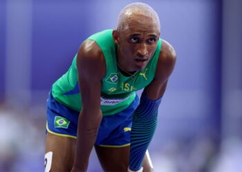 Alison dos Santos toma susto, mas avança à final dos 400m com barreiras (Crédito: Getty Images)