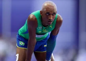Alison dos Santos toma susto, mas avança à final dos 400m com barreiras (Crédito: Getty Images)