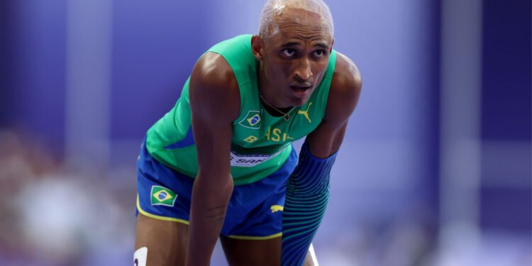 Alison dos Santos toma susto, mas avança à final dos 400m com barreiras (Crédito: Getty Images)