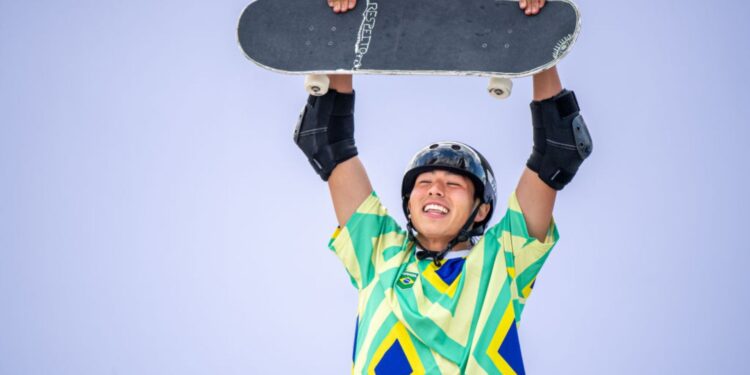Augusto Akio garantiu a medalha de bronze no skate park nesta quarta (Crédito: Getty Images)