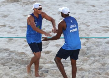 Evandro e Arthur ganham dos campões mundiais e seguem 100% na Olimpíada (Crédito: Getty Images)