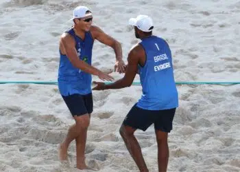 Evandro e Arthur ganham dos campões mundiais e seguem 100% na Olimpíada (Crédito: Getty Images)