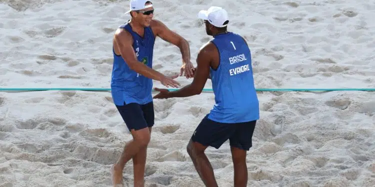 Evandro e Arthur ganham dos campões mundiais e seguem 100% na Olimpíada (Crédito: Getty Images)