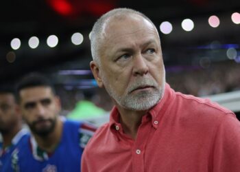 Mano Menezes explicou poupados em derrota do Fluminense (Crédito: Getty Images)