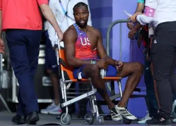Noah Lyles precisou de uma cadeira de rodas ao fim da prova (Crédito: Reprodução/Redes sociais)
