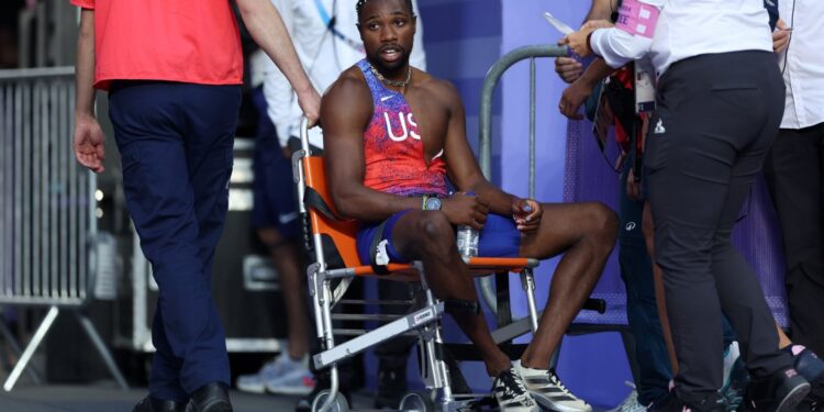 Noah Lyles precisou de uma cadeira de rodas ao fim da prova (Crédito: Reprodução/Redes sociais)