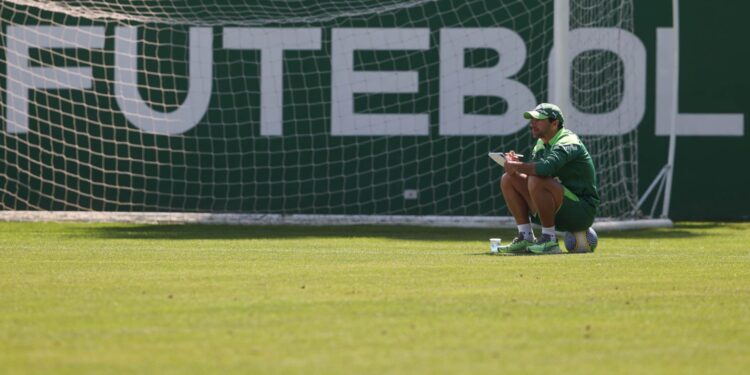 Membros de torcida organizada invadem o CT do Palmeiras (Crédito: Cesar Greco / Palmeiras)
