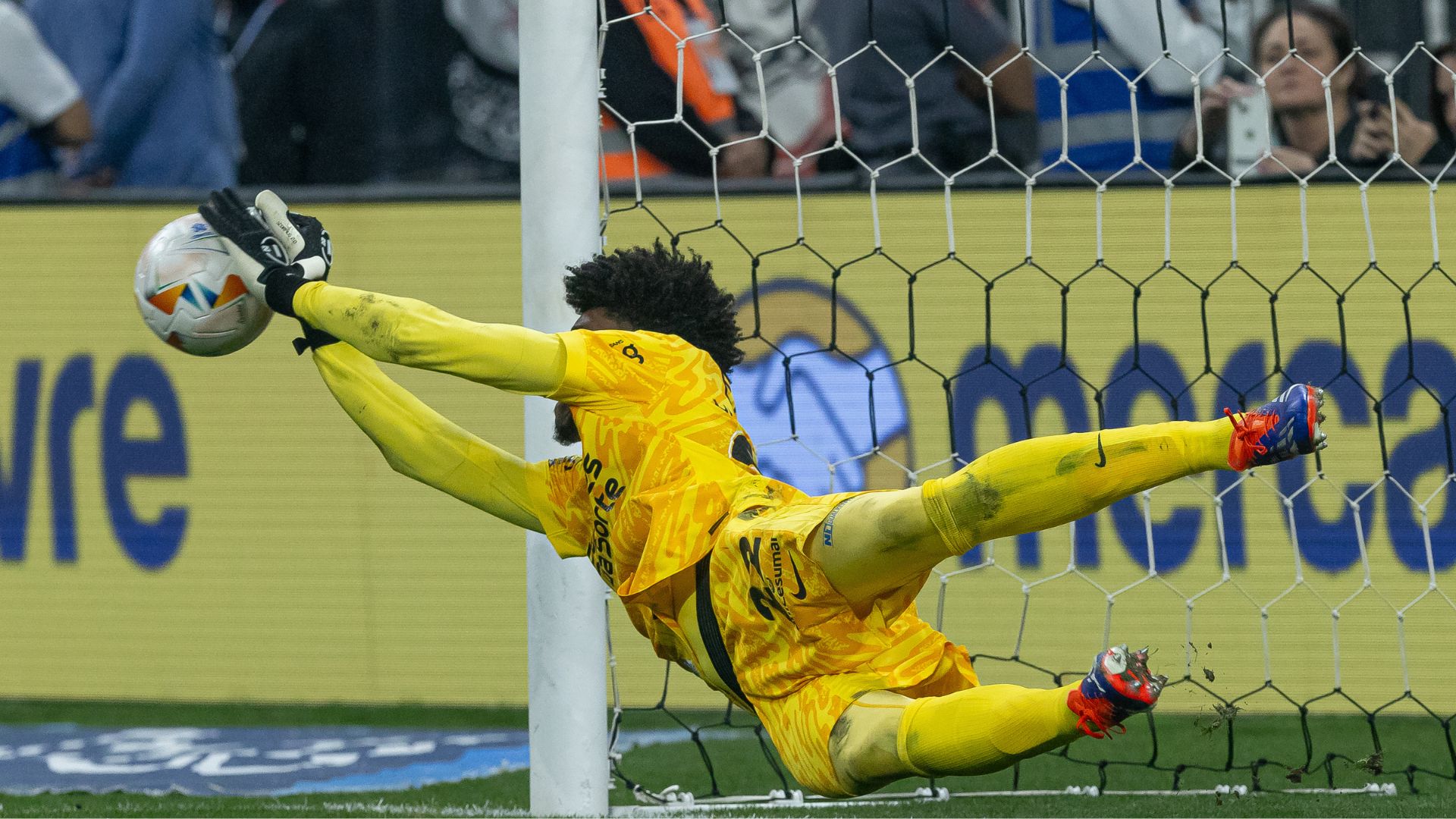 Hugo Souza defendeu três pênaltis na decisão