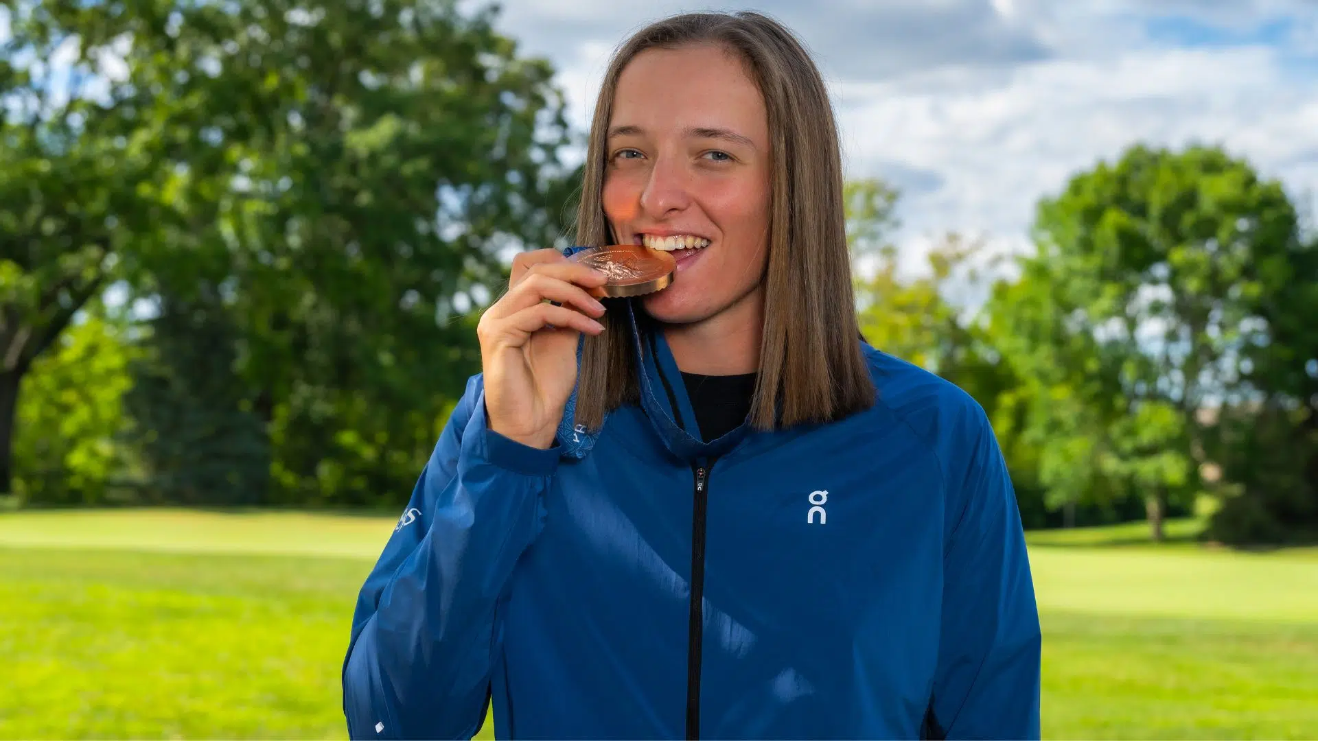 Iga Swiatek posando com sua medalha de bronze, conquistada em Paris