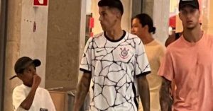 Cancelo é fã do Timão? Jogador é visto com a camisa do clube