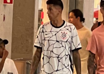 Cancelo é fã do Timão? Jogador é visto com a camisa do clube