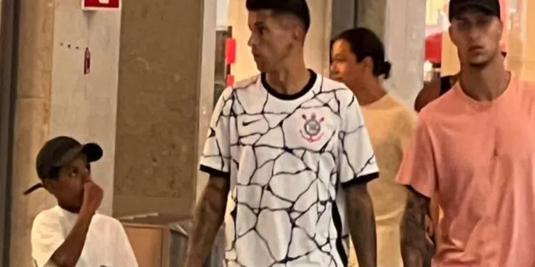 Cancelo é fã do Timão? Jogador é visto com a camisa do clube