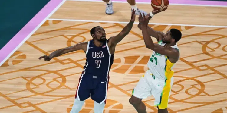 Com destaque nas Olimpíadas, Caboclo pode estar voltando para a maior liga de basquete do mundo (Foto: Damien MEYER / AFP)