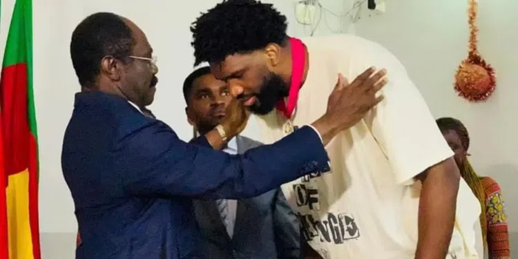 Embiid foi ouro com os EUA e recebeu homenagem no Camarões
