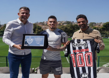Paulinho recebe homenagem pelos 100 jogos pelo Galo