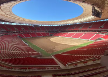 Estádio Mané Garrincha está passando por troca de gramado