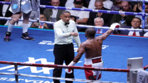 Floyd Mayweather expulsou o juiz durante luta de exibição