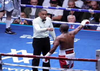 Floyd Mayweather expulsou o juiz durante luta de exibição