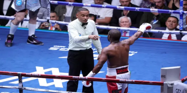 Floyd Mayweather expulsou o juiz durante luta de exibição