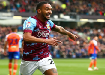 O jogador quer jogar pelo Glorioso (Foto: Divulgação / Burnley)