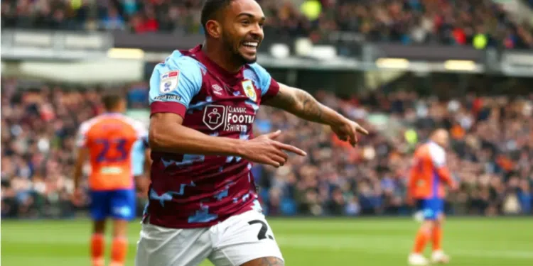 O jogador quer jogar pelo Glorioso (Foto: Divulgação / Burnley)