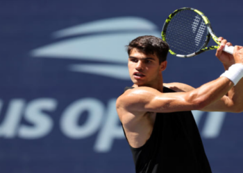 Carlos Alcaraz sofre em um set contra Li Tu, mas avança