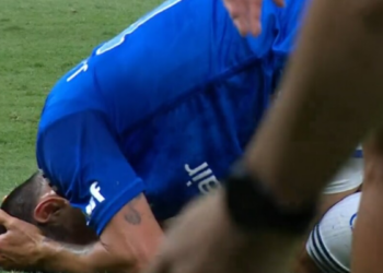 Dinenno do Cruzeiro sai de campo por conta de lesão no joelho