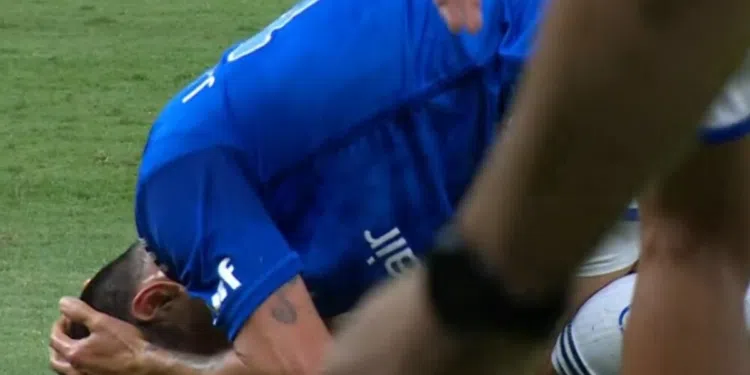 Dinenno do Cruzeiro sai de campo por conta de lesão no joelho