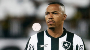 Marlon Freitas é advertido pelo STJD por fala contra o VAR