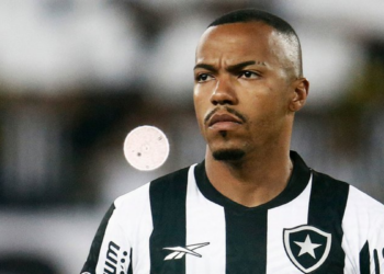 Marlon Freitas é advertido pelo STJD por fala contra o VAR