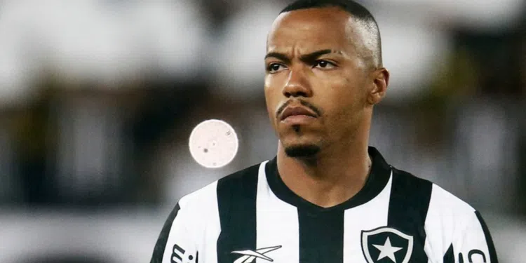 Marlon Freitas é advertido pelo STJD por fala contra o VAR