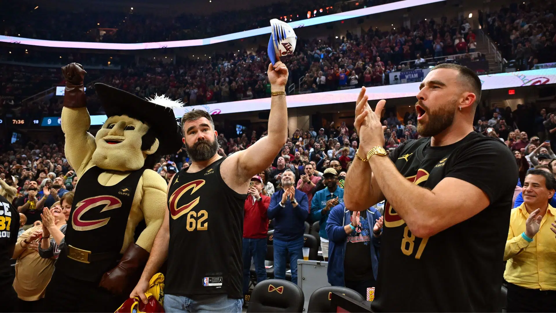 Travis e Jason Kelce sendo homenageados pelo Cleveland Cavaliers (Crédito: Getty Images)