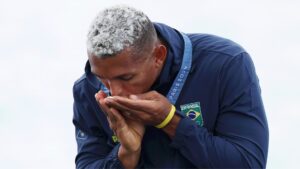 Isaquias Queiroz comemorando medalha de prata na Olimpíada de Paris