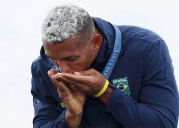 Isaquias Queiroz comemorando medalha de prata na Olimpíada de Paris