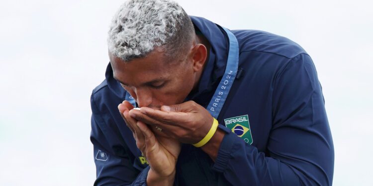 Isaquias Queiroz comemorando medalha de prata na Olimpíada de Paris