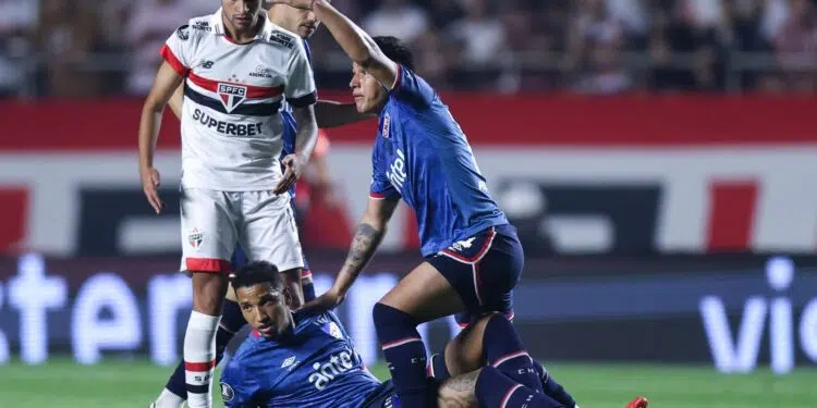 Personalidades do futebol prestam homenagens a Izquierdo